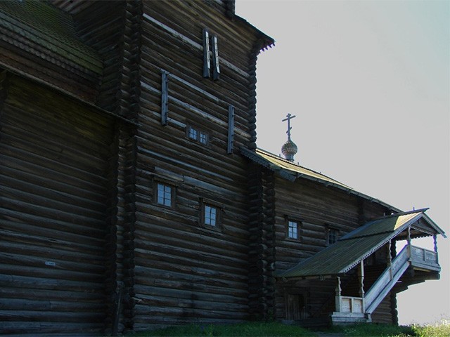 висячее крыльцо у деревянной церкви