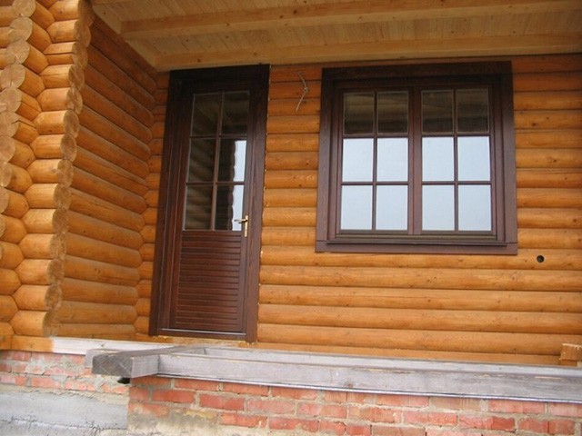 деревянная дверь в деревянный дом 