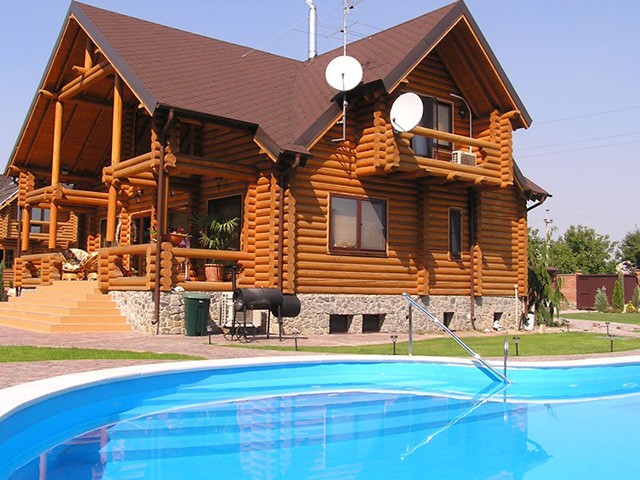 деревянный дом с бассейном 