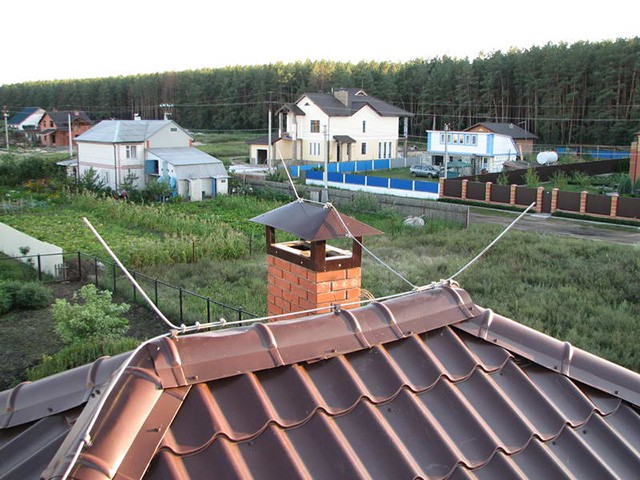 молниеприемник на крыше частного дома